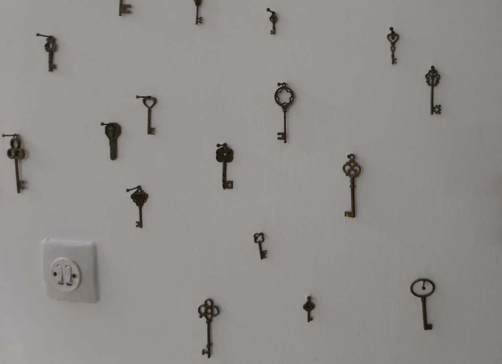 מפתחות תלויים על קיר 🖼️ עידו קינן