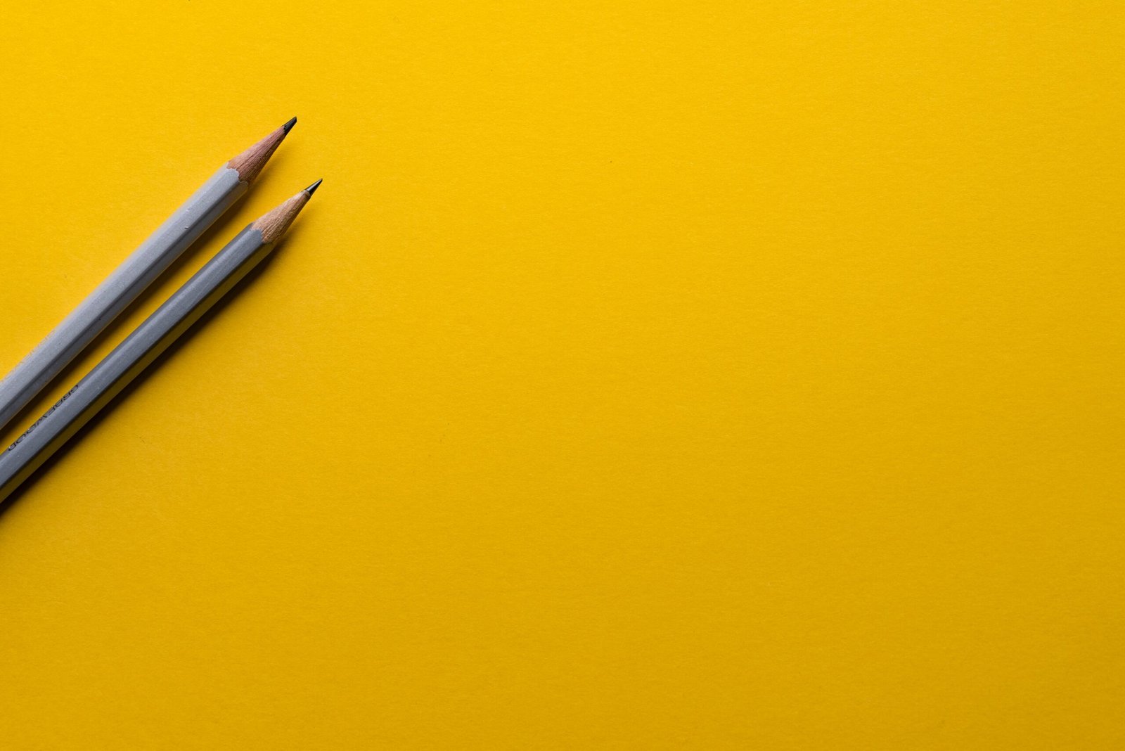 עפרונות על רקע צהוב סייבר 🖼️ Joanna Kosinska
