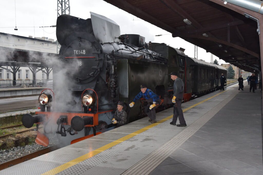 רכבת TKt48-18 בפולין 🖼️ Hugh Llewelyn (cc-by)