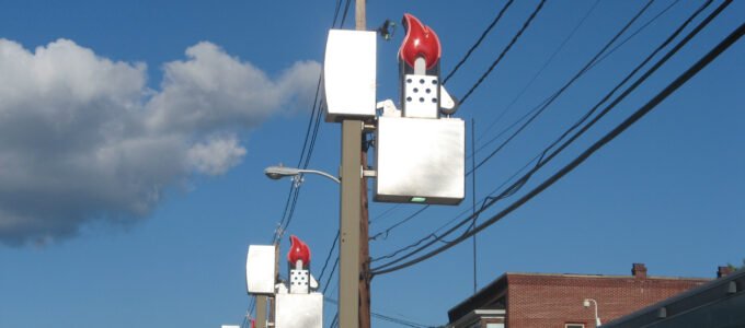 דגמי מציתי זיפו ענקיים ליד מפעל זיפו בברדפורד, פנסילבניה, ארה"ב 🖼️ @Tobyc75@wikicommons CC-BY-SA