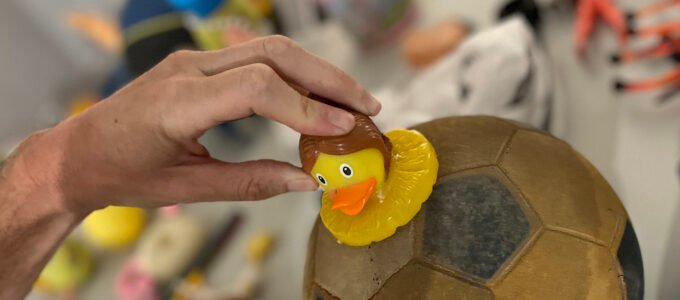 ראש ברווז על כדורגל 🖼️ איתמר שמשוני, "עירמפעל" 📷 יחץ מוזיאון תל אביב לאמנות